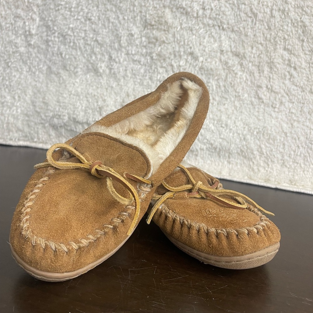 Minnetonka Hard Bottom Fur Slippers🩶🤎